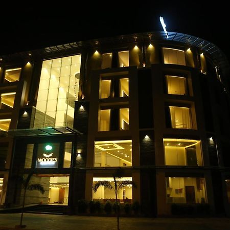 Woodies Bleisure Hotel Kozhikode Bagian luar foto
