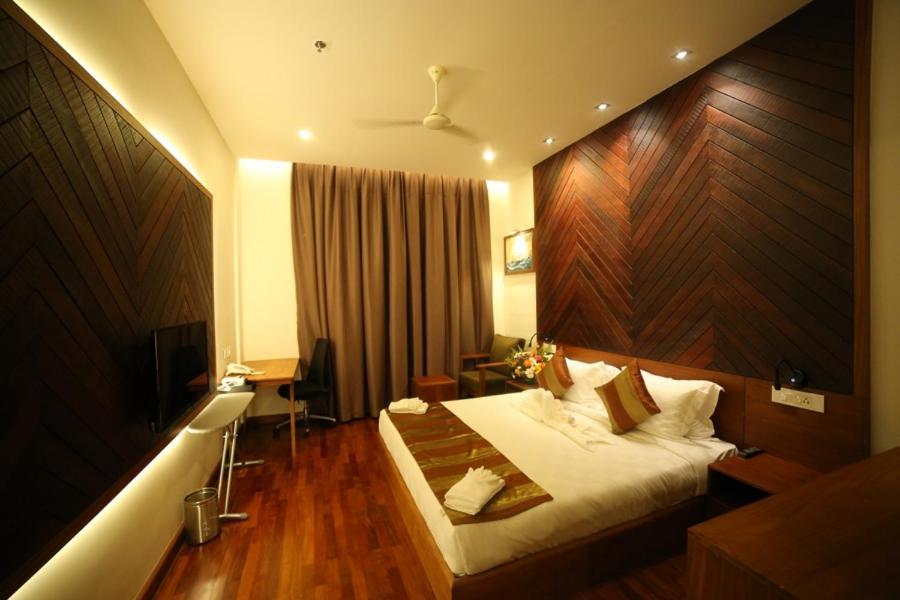 Woodies Bleisure Hotel Kozhikode Bagian luar foto