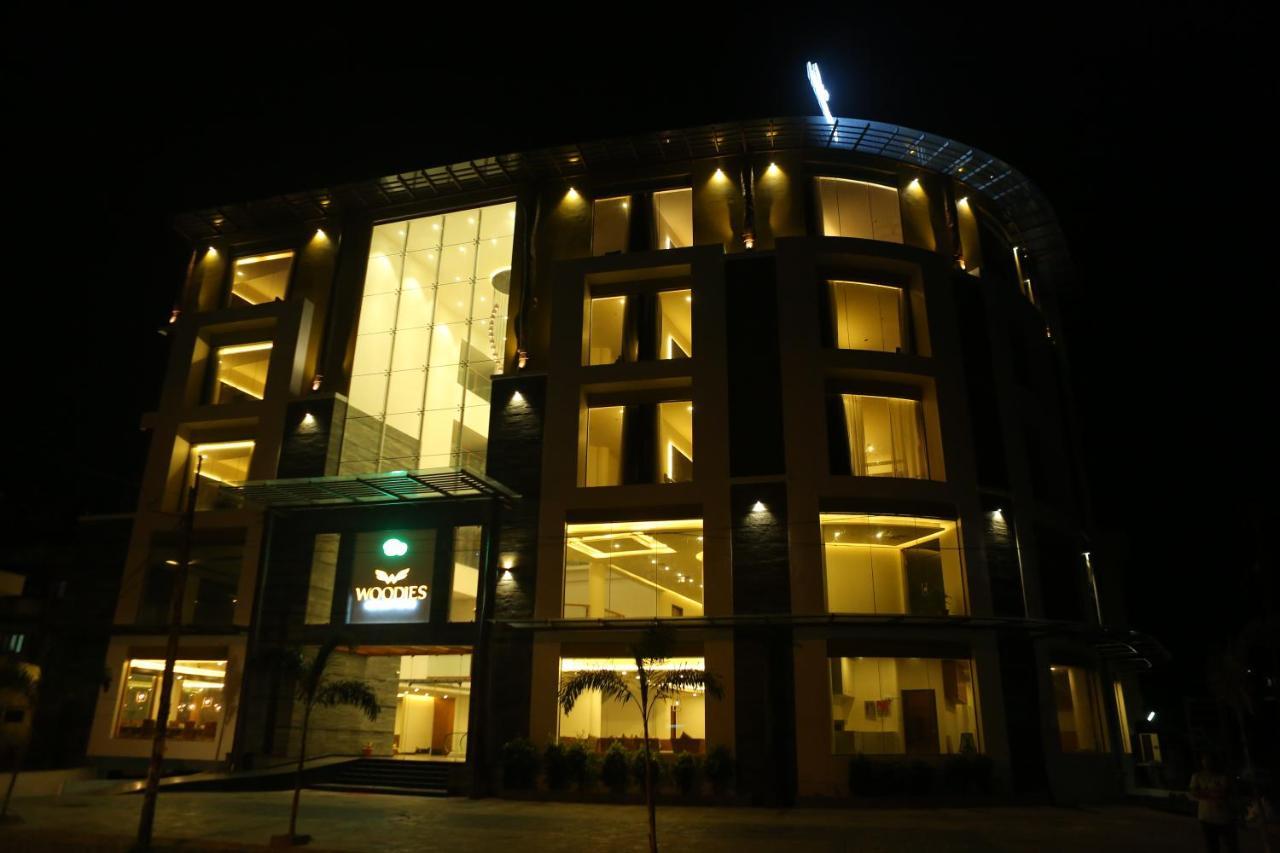Woodies Bleisure Hotel Kozhikode Bagian luar foto
