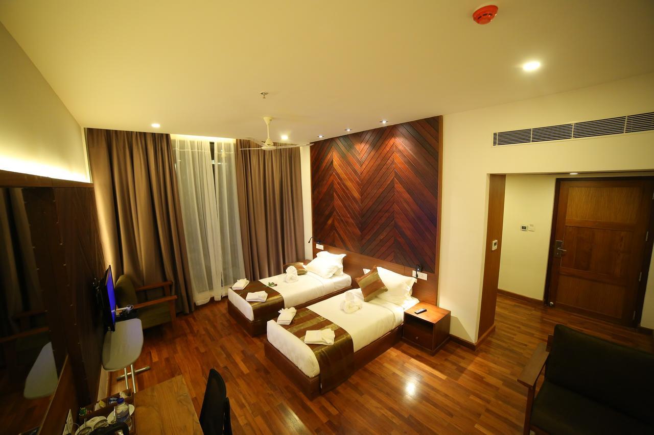 Woodies Bleisure Hotel Kozhikode Bagian luar foto