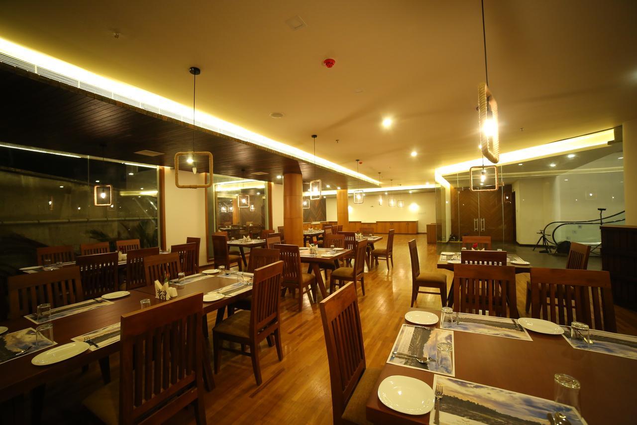 Woodies Bleisure Hotel Kozhikode Bagian luar foto