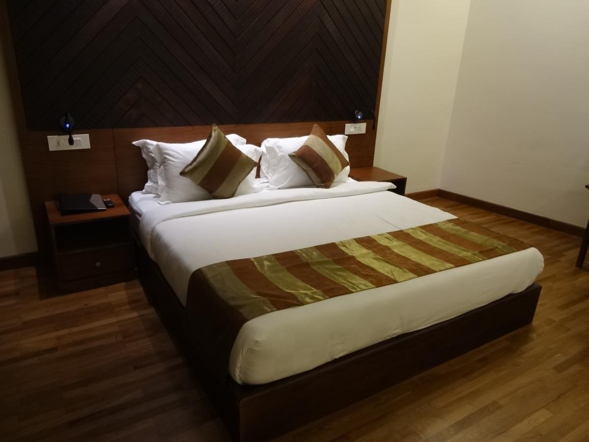 Woodies Bleisure Hotel Kozhikode Bagian luar foto