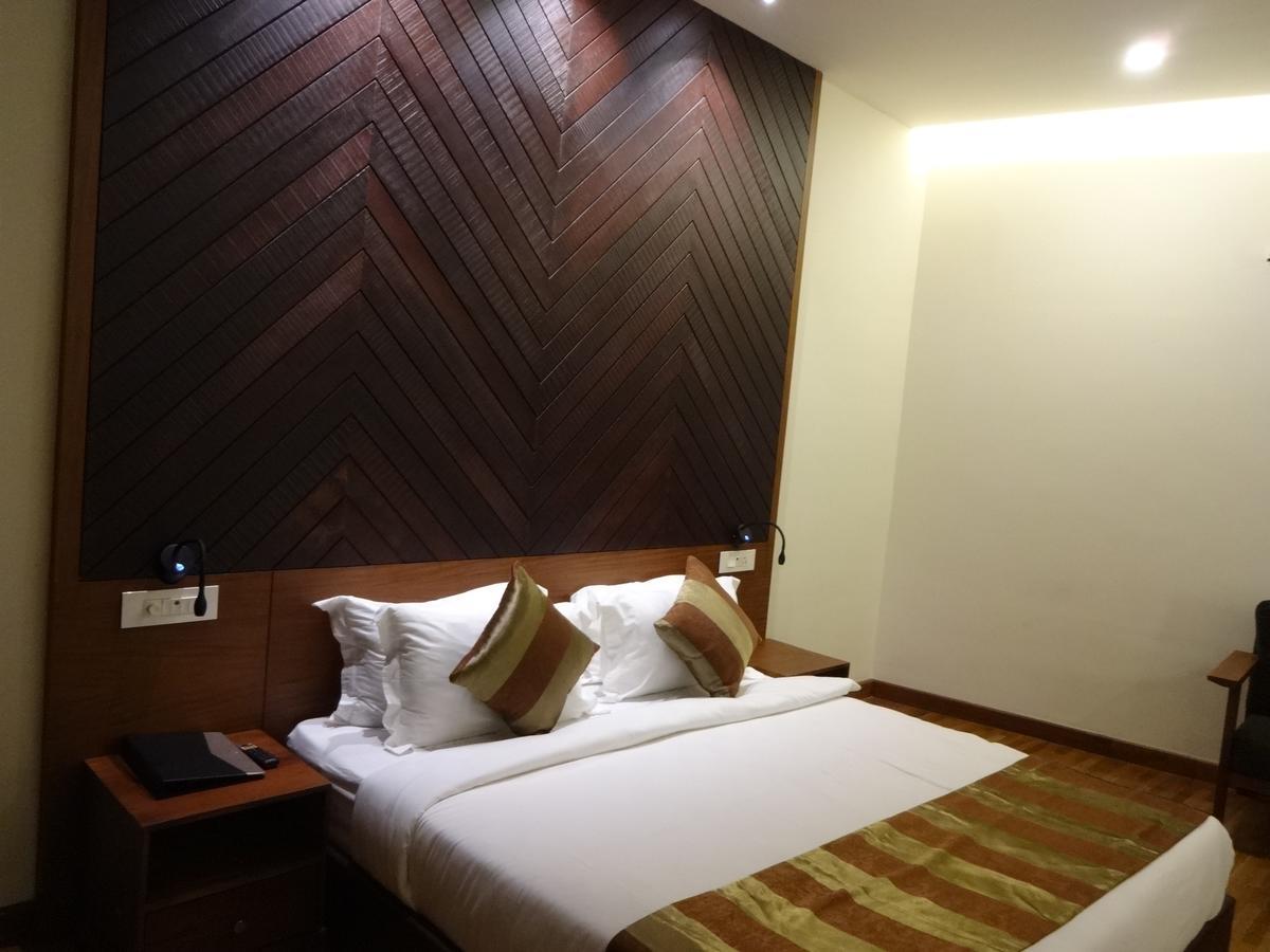 Woodies Bleisure Hotel Kozhikode Bagian luar foto