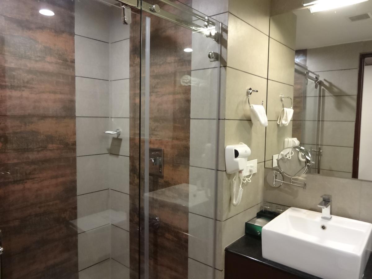 Woodies Bleisure Hotel Kozhikode Bagian luar foto