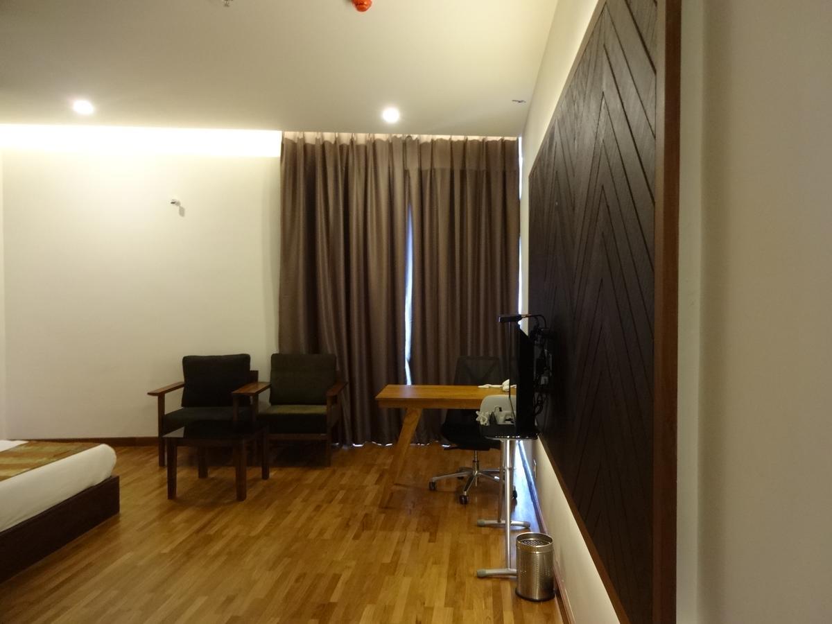 Woodies Bleisure Hotel Kozhikode Bagian luar foto